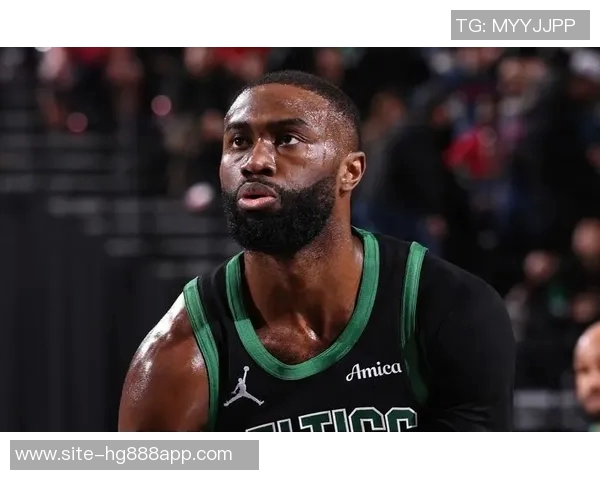 杰伦布朗半场表现惊艳12投7中砍下17分并贡献4篮板3助攻三分球命中率高达75