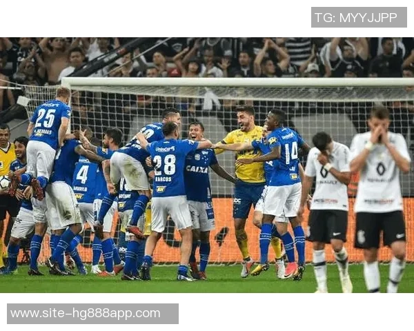 洛杉矶FC宣布续约38岁门将洛里至2026年并附加一年选择权